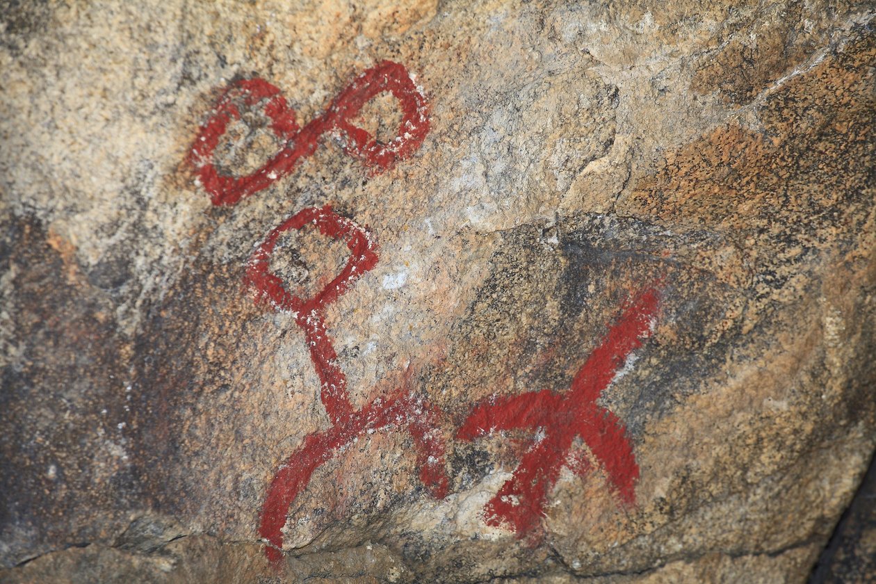 Indiánské petroglyfy Severní Ameriky. Malba přidána v 50. letech pro natáčení westernu. Národní park Joshua Tree, Kalifornie, USA. Kultura severoamerických indiánů od Unknown