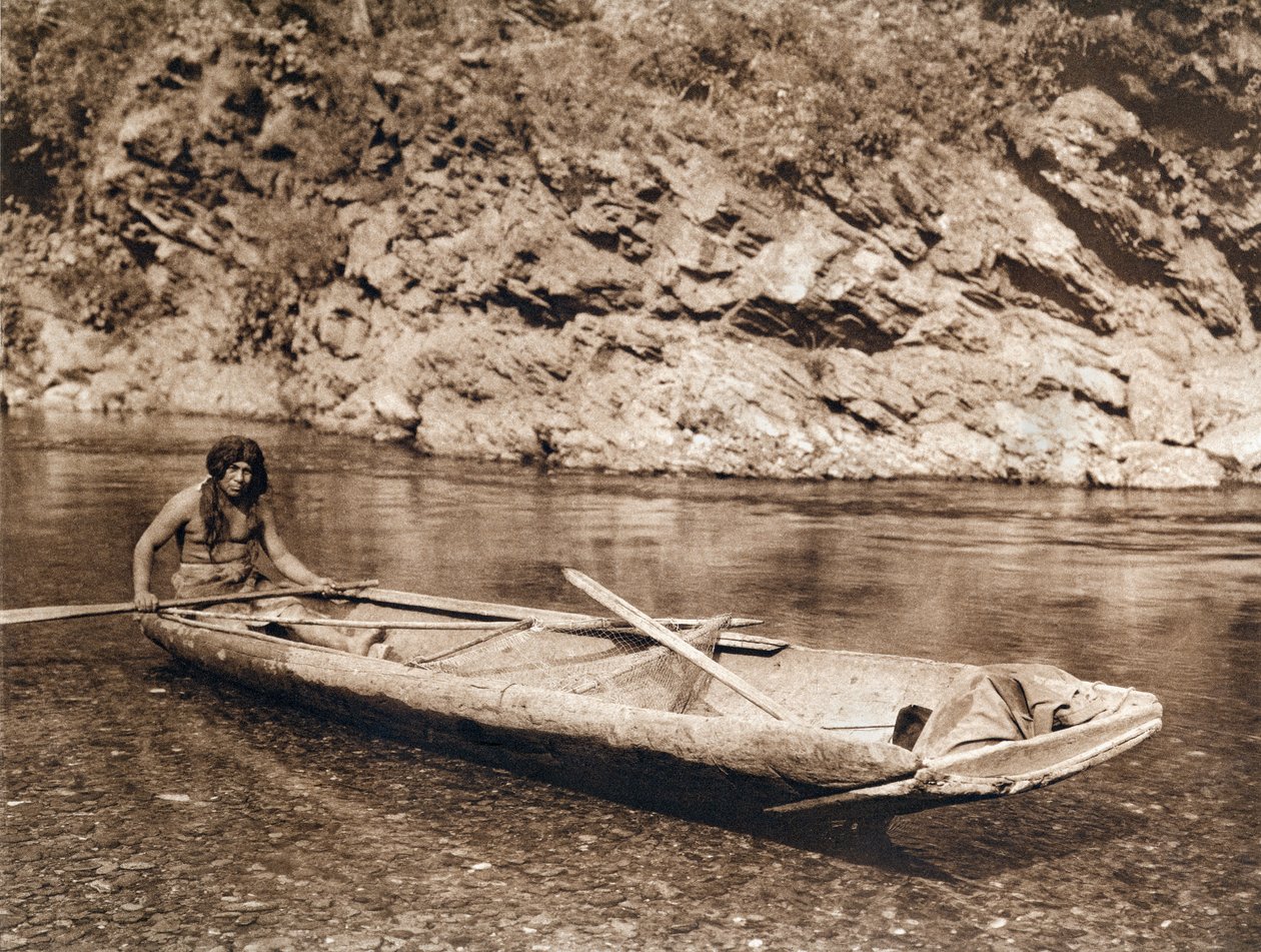Yurok ve své kánoi od Unknown