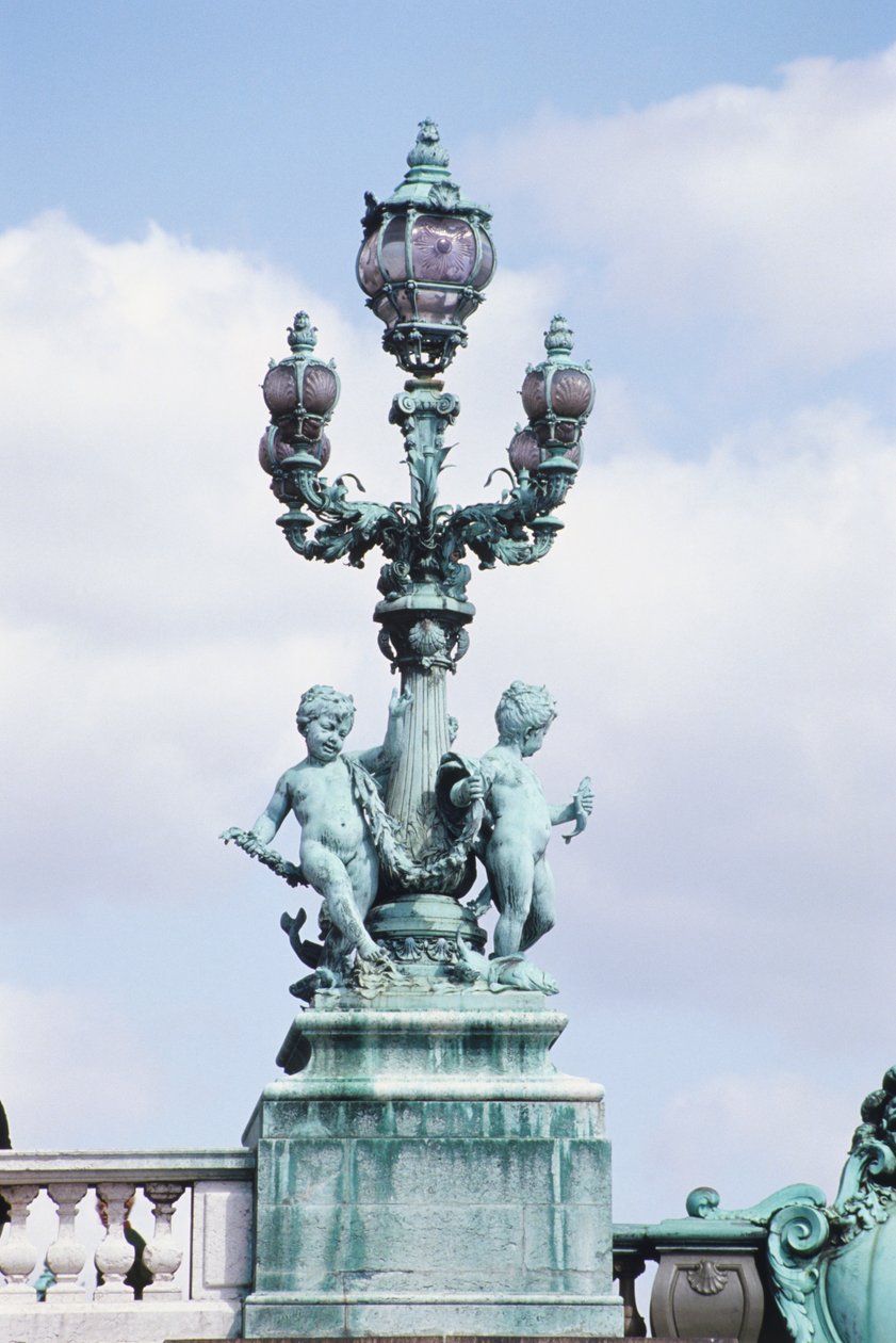 Francie, Paříž, kovová socha nahých dětí na Pont Alexandra III., zdobený kandelábr se sochami. od Unknown