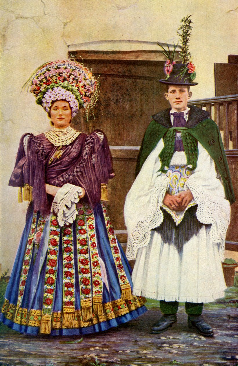 Maďarsko. Rolnický pár ve svatebním poli. 1920 od Unknown