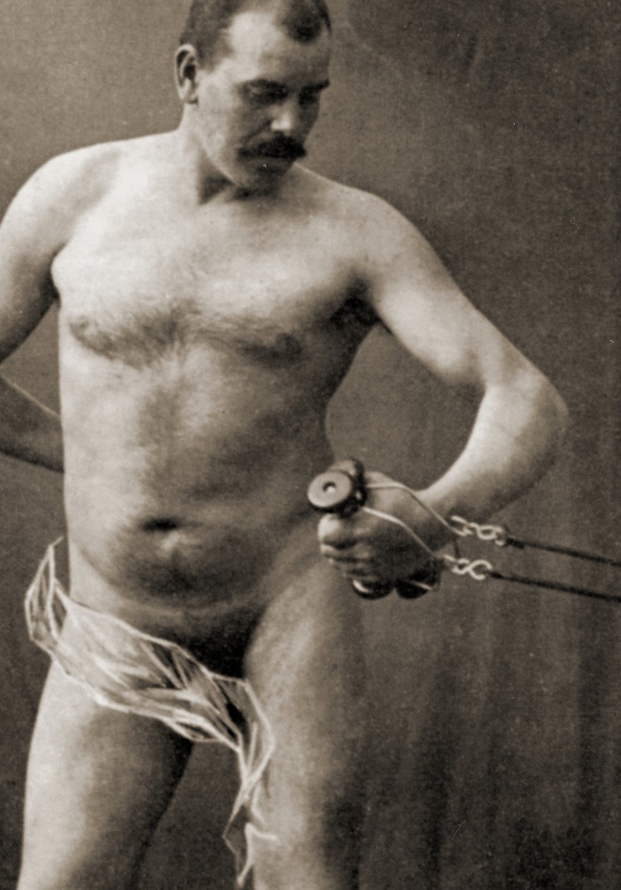 Nahý muž držící rukojeť kabelového stroje, cca 1910 (sépiová fotografie) od Unknown