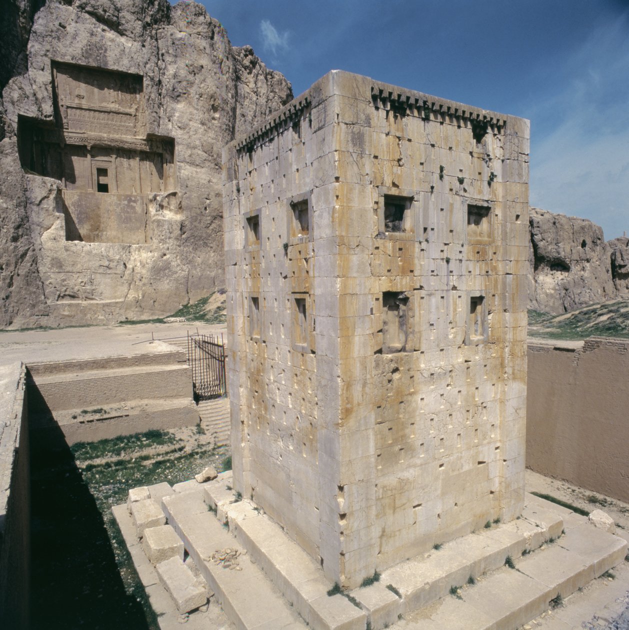 Kabah ze Zoroasteru, cca 500 let před naším letopočtem od Achaemenid