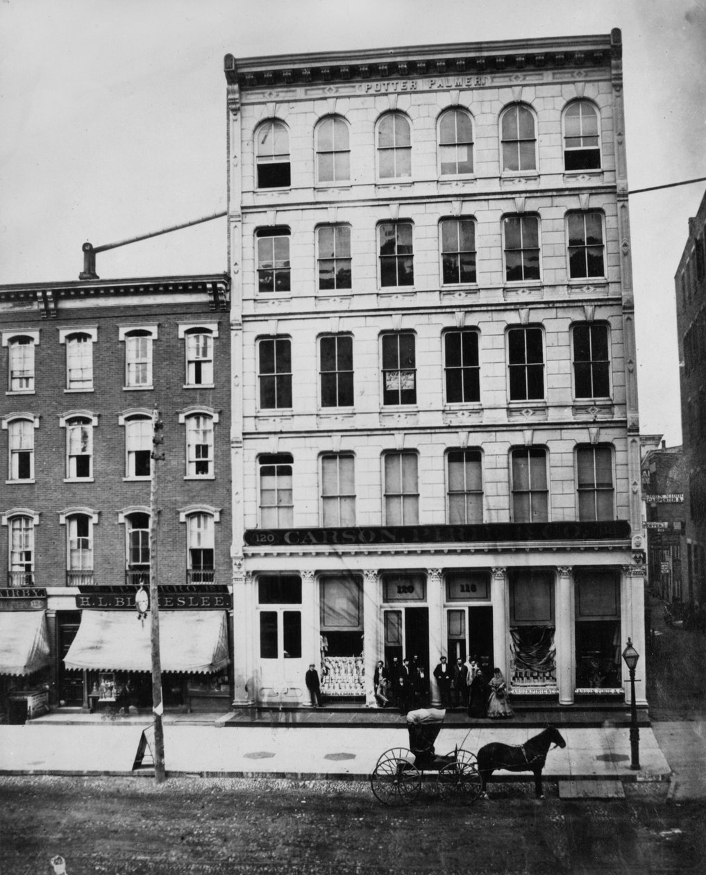 Carson Pirie Scott Building na 120-118 State Street, Chicago, kolem roku 1869 od American Photographer