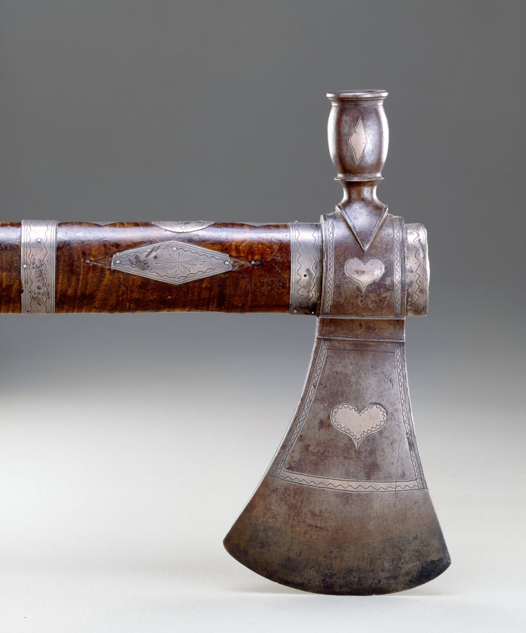 Pipe tomahawk, Miami, 170095 (tepané železo, ocel, kudrnatý javor a ryté stříbro) od American School