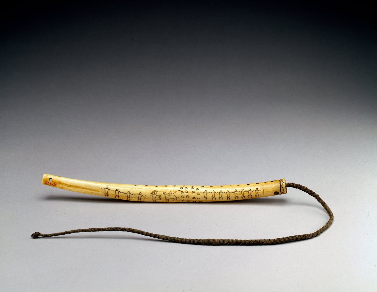 Quirt, rytý losí paroh, Crow Nation, cca 1840 (kost) (viz také 434926) od American School