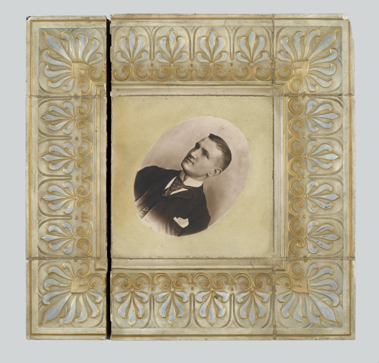 Dlaždice, od American Encaustic Tile Company Ltd., vyrobené v Zanesville, 1895 (glazovaná kamenina) od American School