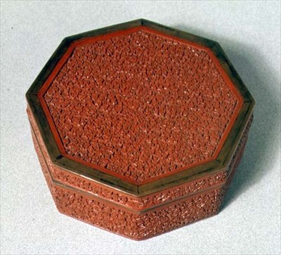 Vyřezávaná krabice (cinnabar) od Chinese School