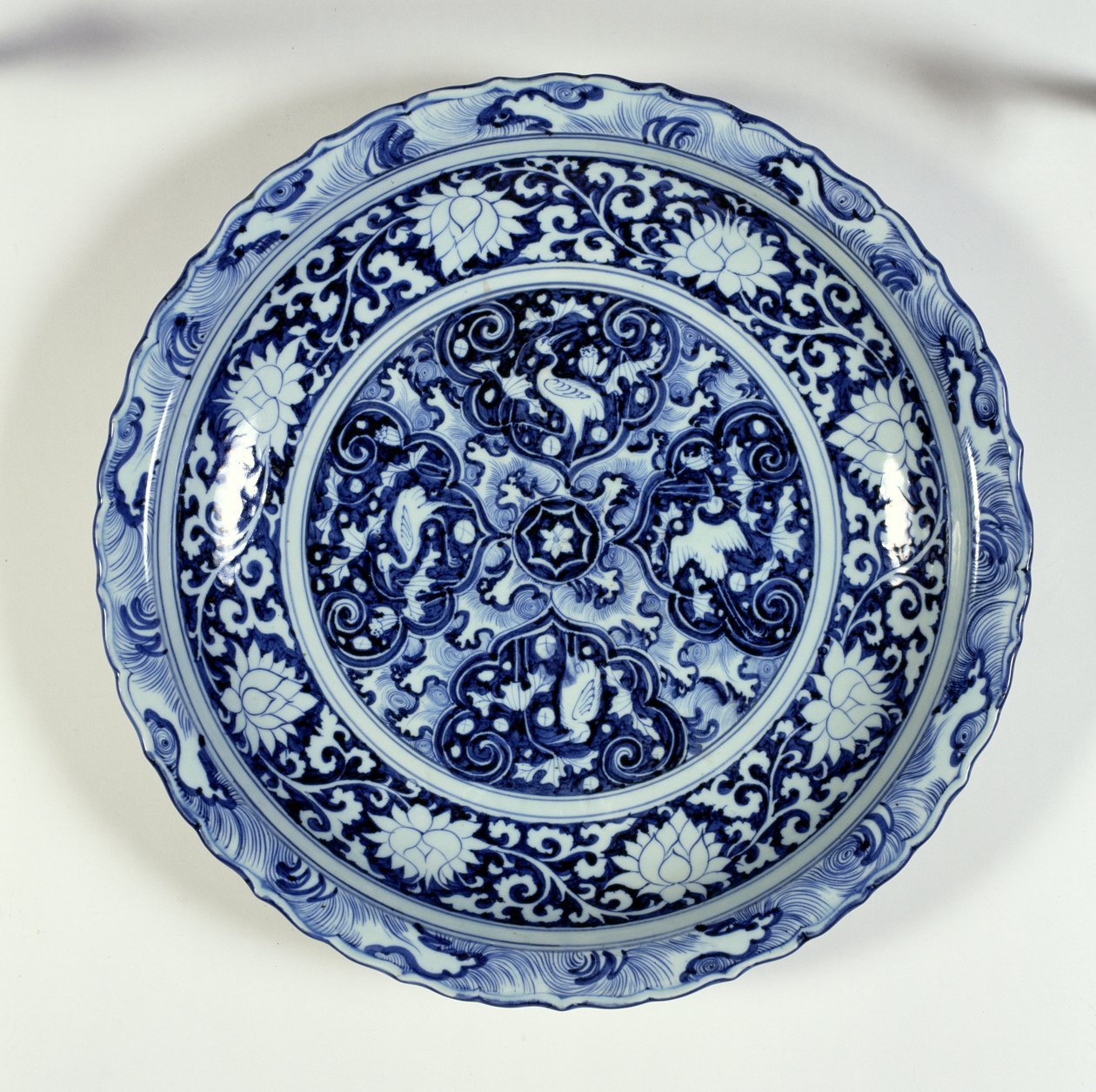 Nabíječka s modrobílým zdobením, 1325-55 (porcelán) od Chinese School