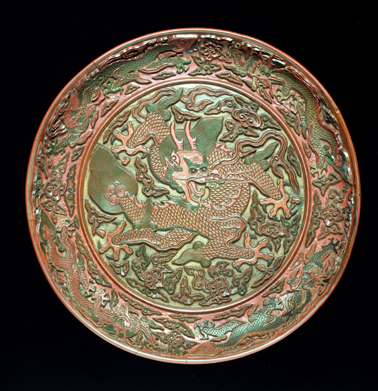 Kruhová miska zdobená devíti draky, dynastie Ming 1403-1644, období Jianjing 1522-66 (vyřezávaný lak) od Chinese School