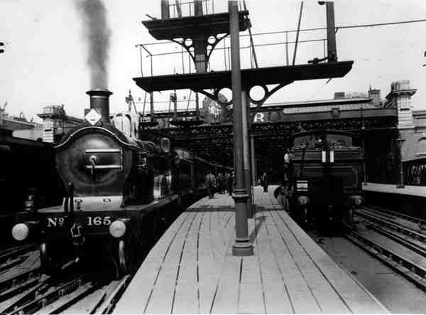 Parní vlaky v Charing Cross Station, c.1913 od English Photographer