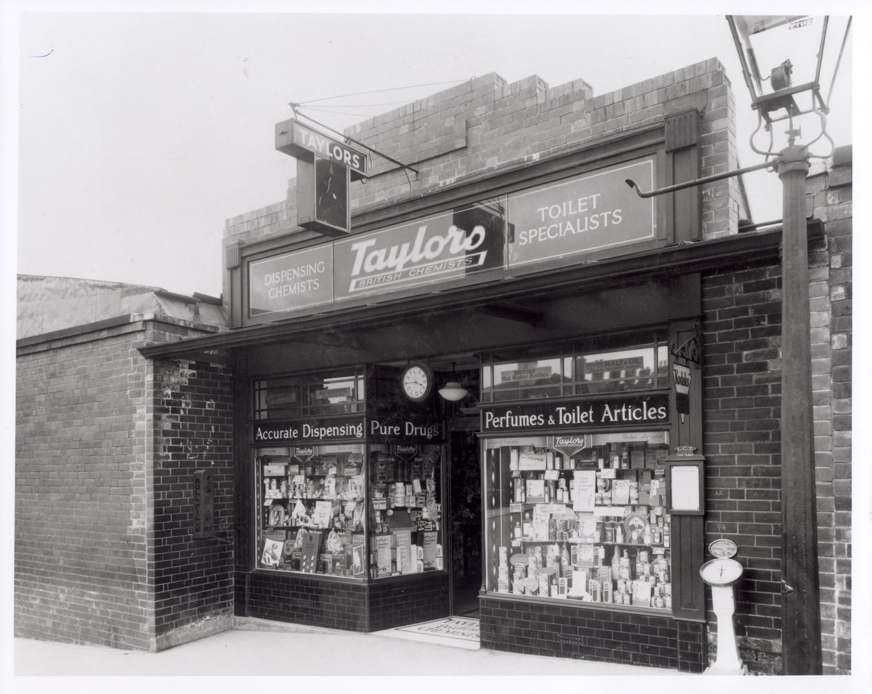 Taylors Chemists, Burley Road, Leeds, 20. dubna 1936 od English Photographer