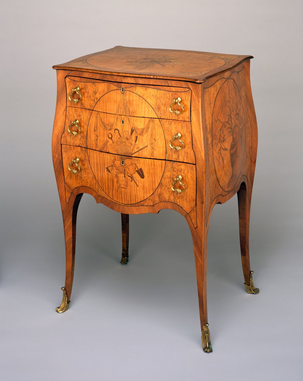 Commode, cca 1770 (mahagonové dřevo, růžové dřevo, kalamandr a ormolu) od English School