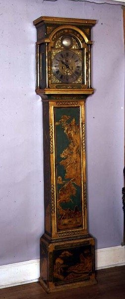 Hodiny dědečka, zdobené zlacenou chinoiserií, mosazný ciferník od Edwarda Easta (lak) od English School