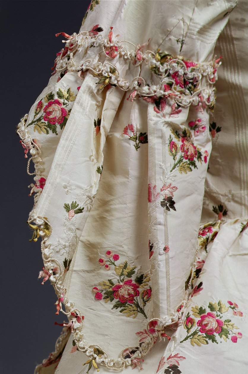 Detail rukávu z dámských šatů, cca 1775-80 (hedvábí) od English School
