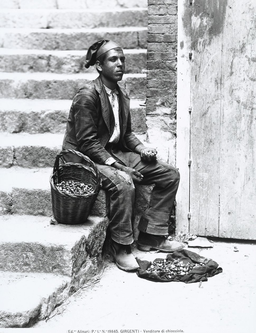 Prodejce mořských šneků v tradičním oděvu v Girgenti, kolem roku 1920 od Italian Photographer