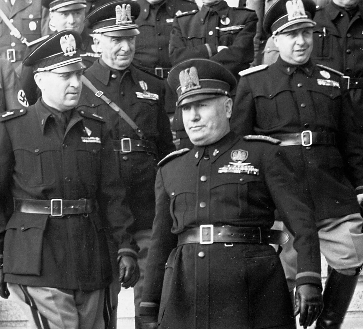 Mussolini na vojenské přehlídce (čb foto) od Achille Villani