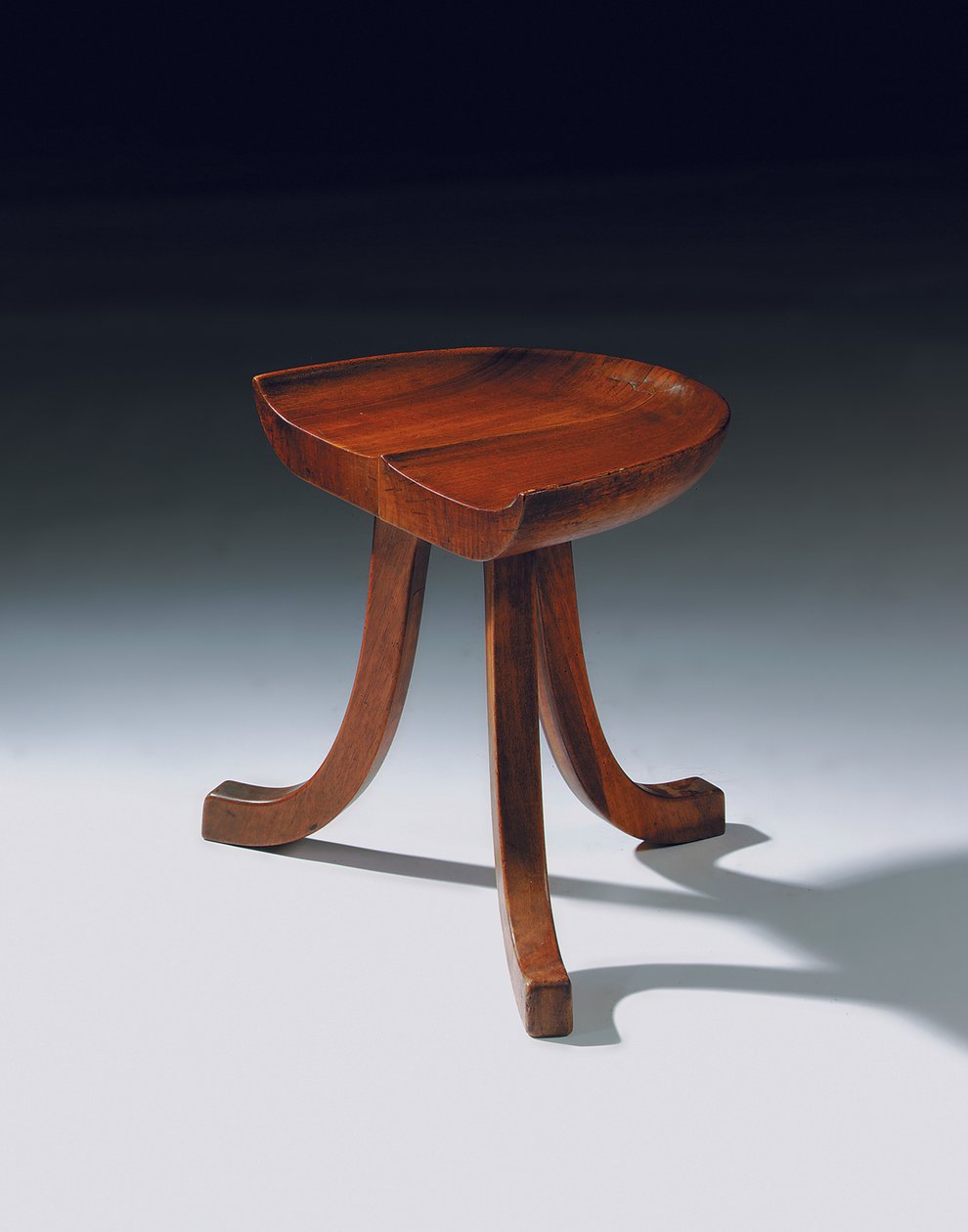 Třínohá stolička, cca 1903 (třešňové dřevo) od Adolf Loos