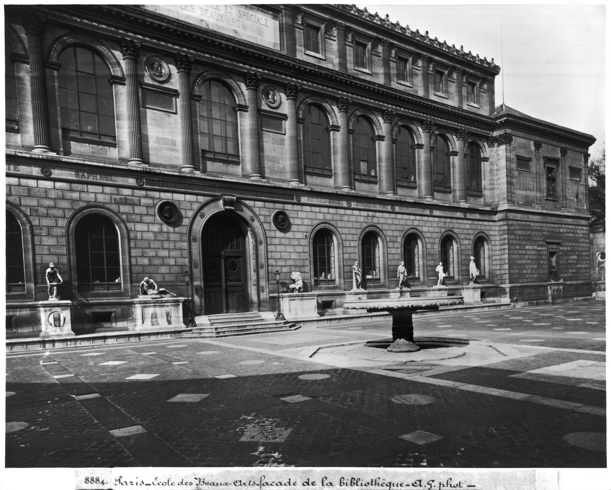 Fasáda knihovny Ecole Nationale Superieure des Beaux-Arts, Palais des Etudes, c.1890-99 od Adolphe Giraudon