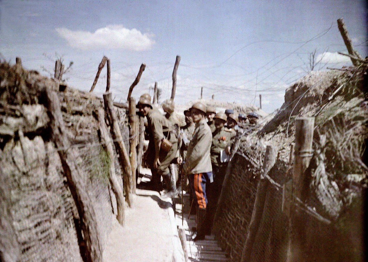 Francouzští a možná ruští vojáci v zákopu na západní frontě, Francie, 1916 (autochrom) od Albert Samama Chikli