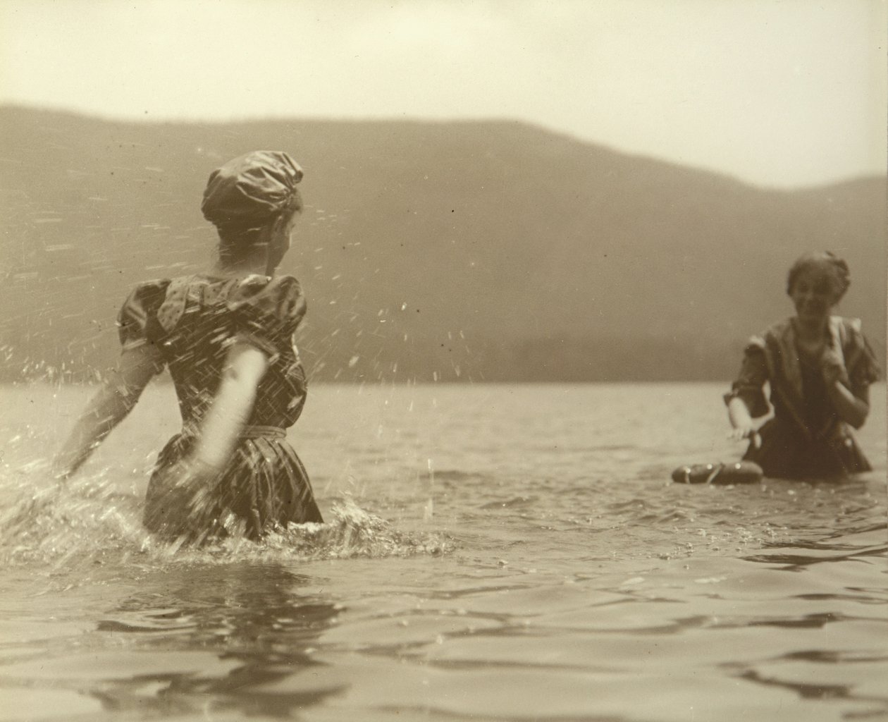 Emmy a Selma, Lake George, 1899. od Alfred Stieglitz