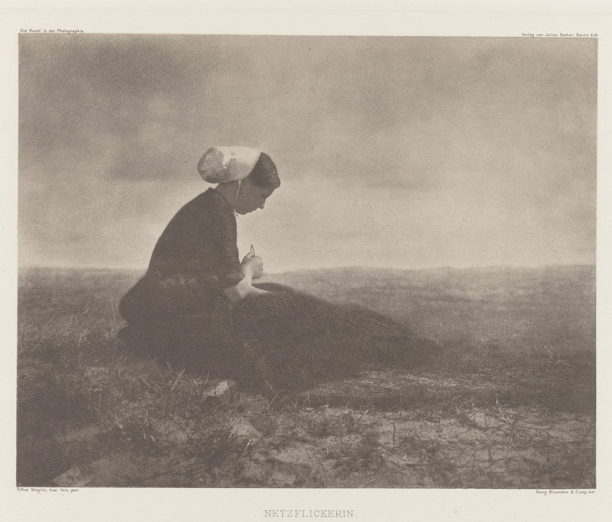 Netzflickerin (Mending Nets), Katwijk 1894 od Alfred Stieglitz