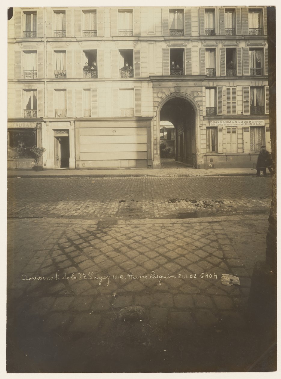 Pohled na budovu zvenčí od Alphonse Bertillon