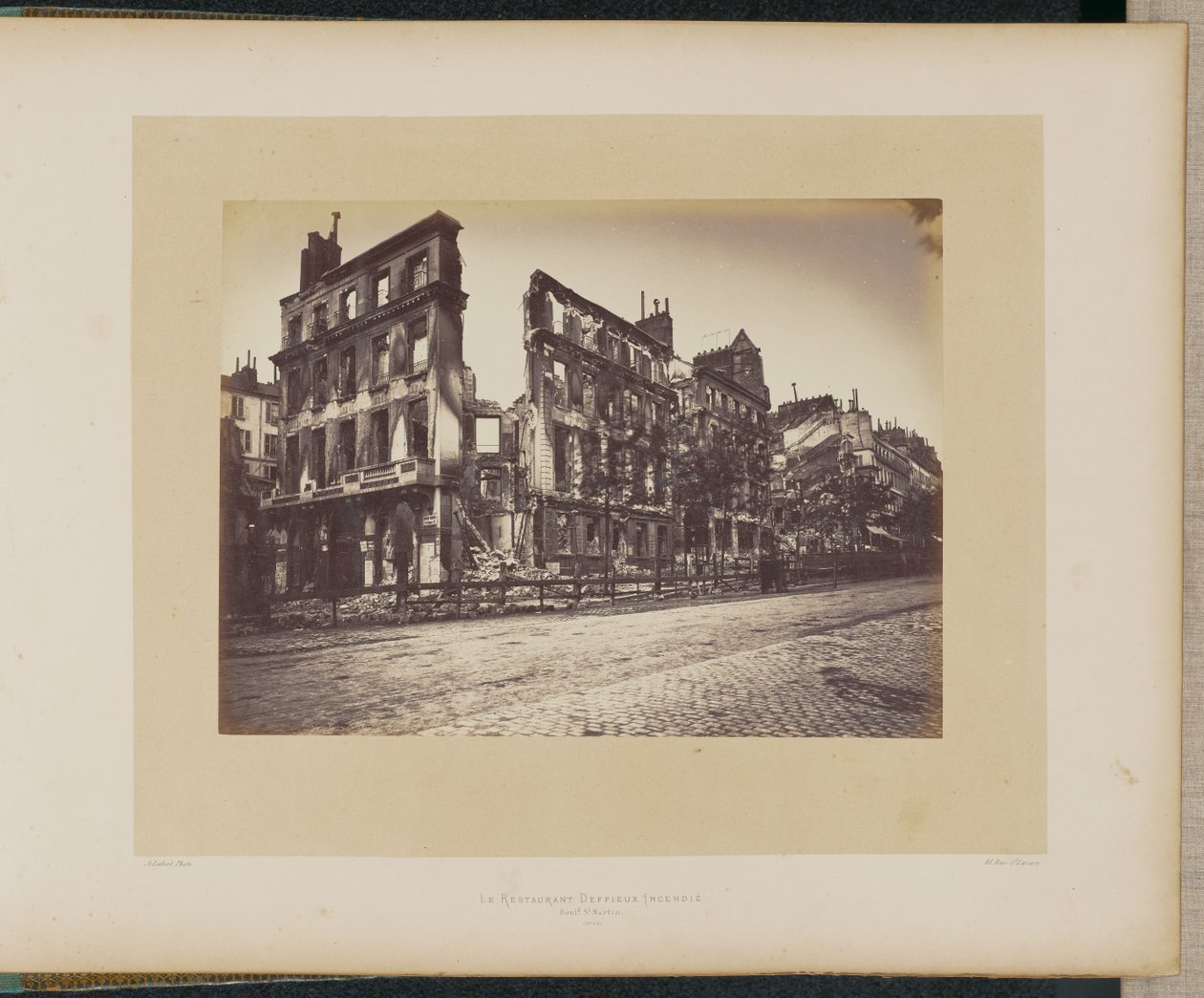 Restaurace Deffieux vyhořela (Boulevard Saint-Martin). od Alphonse J. Liébert