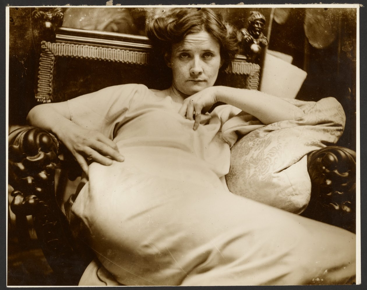 [Modelka v křesle, Paříž] od Alphonse Maria Mucha