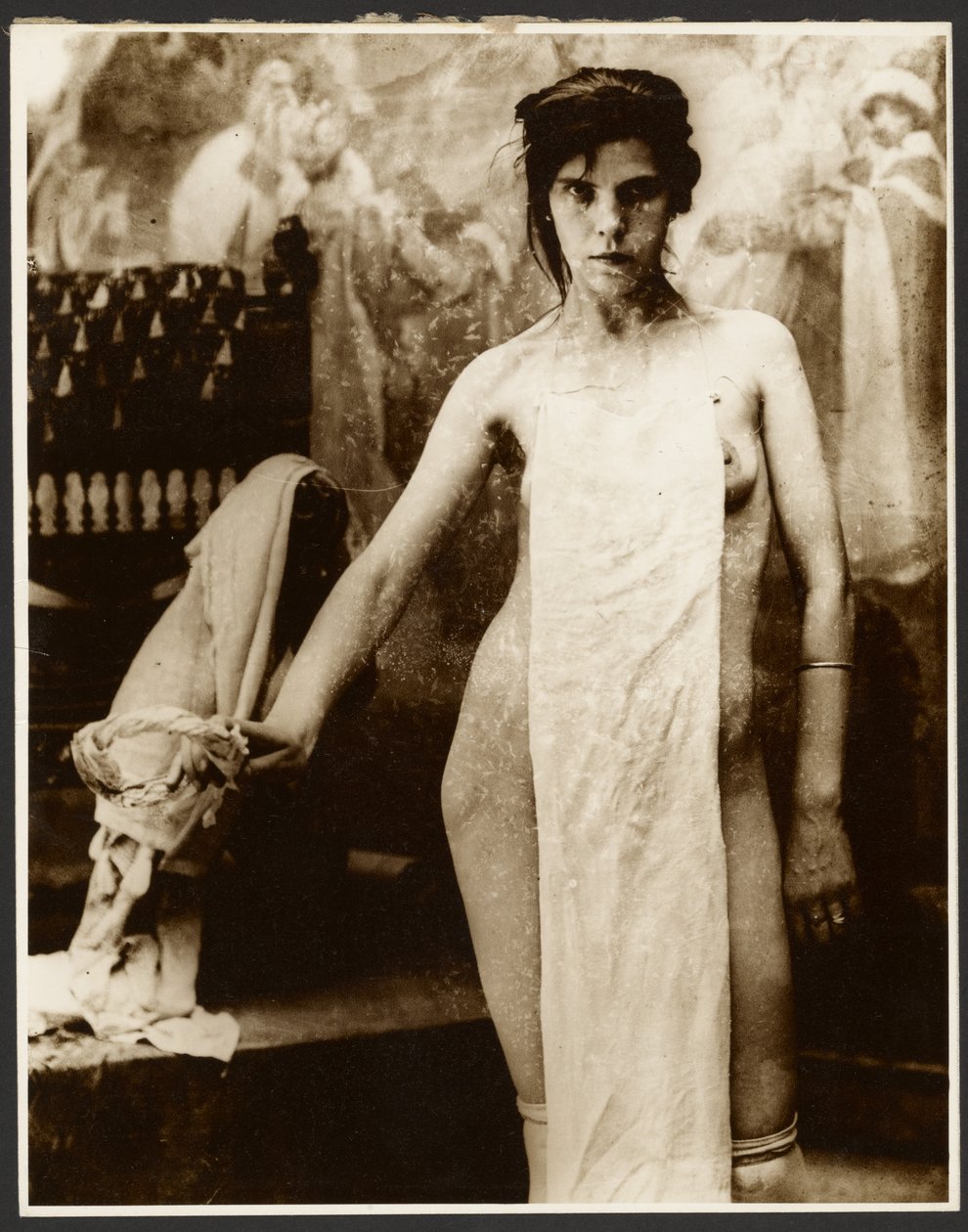 [Nahá modelka zahalená látkou] od Alphonse Maria Mucha