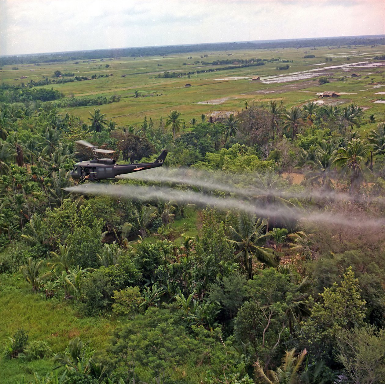 Vrtulník UH-1D od 336. letecké společnosti stříká defoliační činidlo na hustou oblast džungle v deltě Mekongu, 26. července 1969 od American Photographer