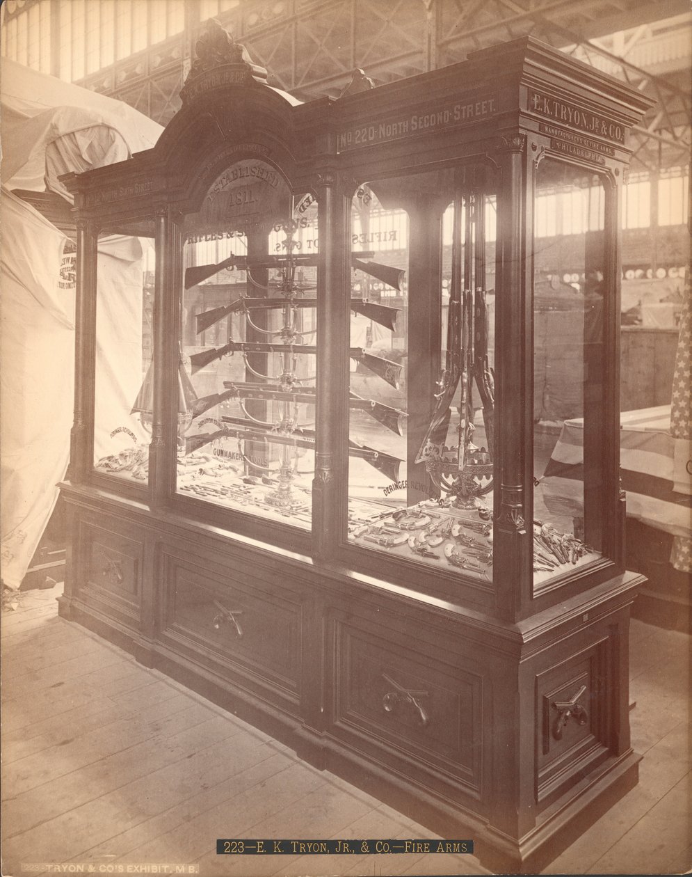 E.K. Tryon Jr. und Co. Firearms, Philadelphia Centennial Exposition, 1876 (tisk alba) od American Photographer