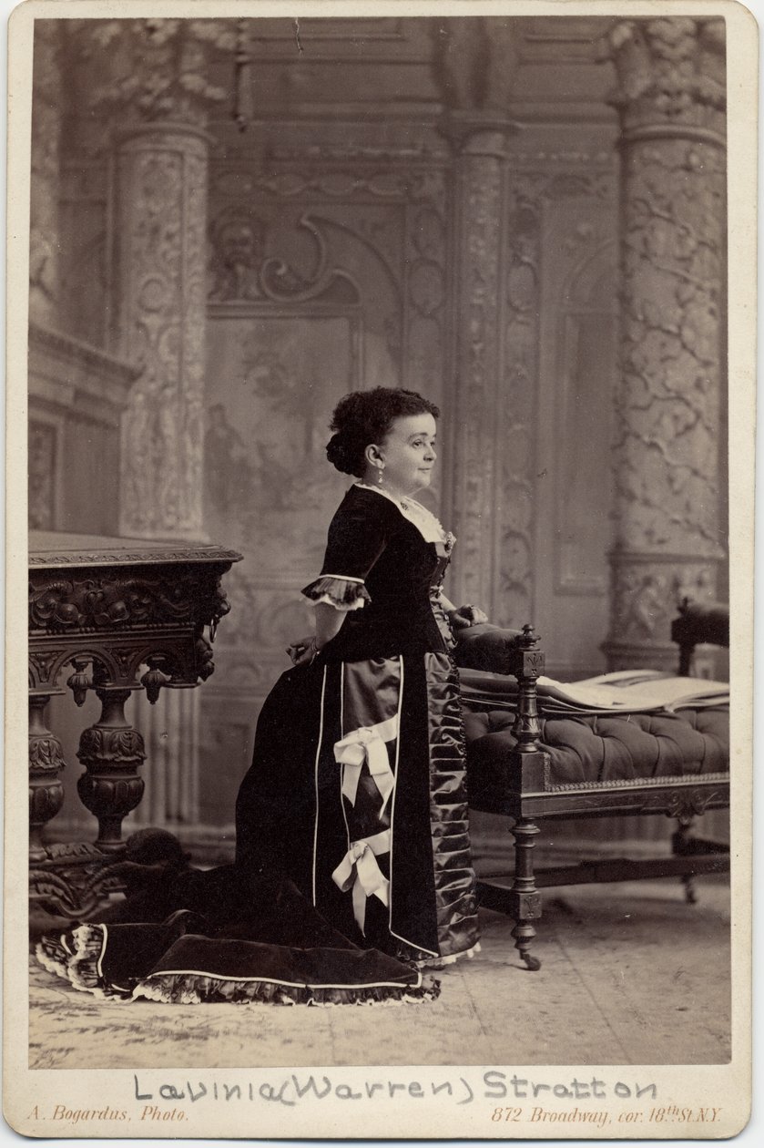 Mercy Lavinia Warren Bump Stratton, pseudonym: (1841-1919), umělkyně, trpaslík, manželka Charlese Sherwooda Strattona, psudonym: General Tom Thumb (1838-83); foto: A Bogardus, New York (alb od American Photographer