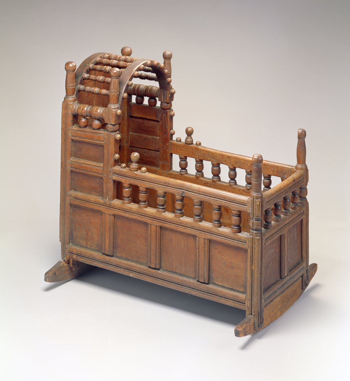 Cradle, z Barnstable nebo Yarmouth, Massachusetts, 1665-85 (červený dub a bílá borovice) od American School