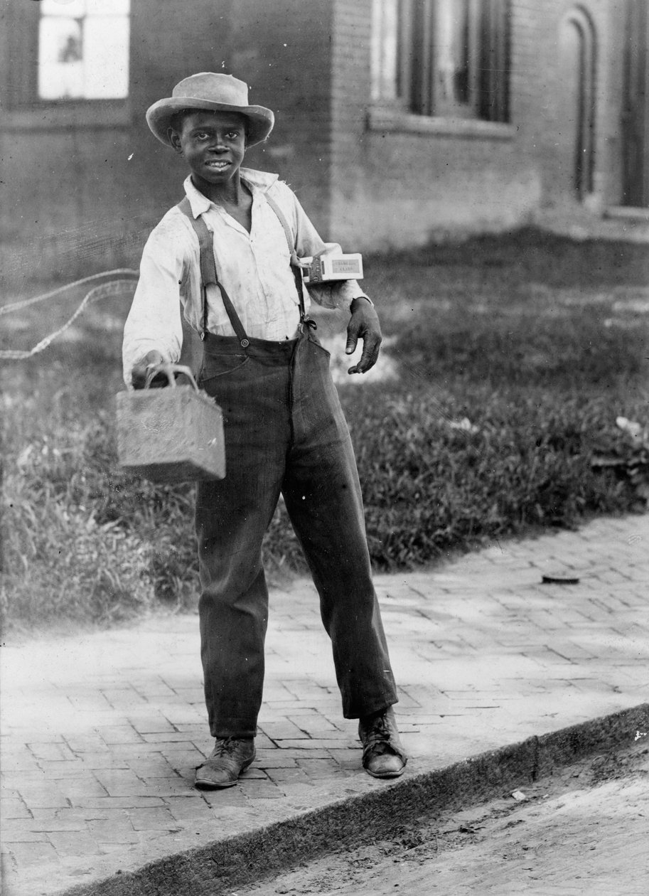 Afroamerický čistič bot, cca 1899 (č/b foto) od American Photographer
