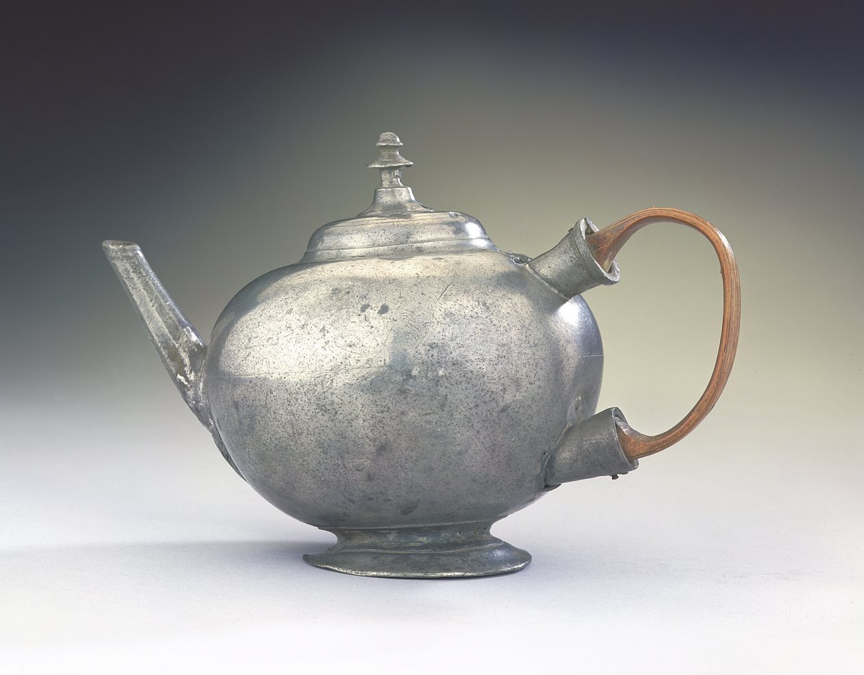 Čajová konvice, z Bostonu, Massachusetts, 1740-60 (cín a dřevo) od American School