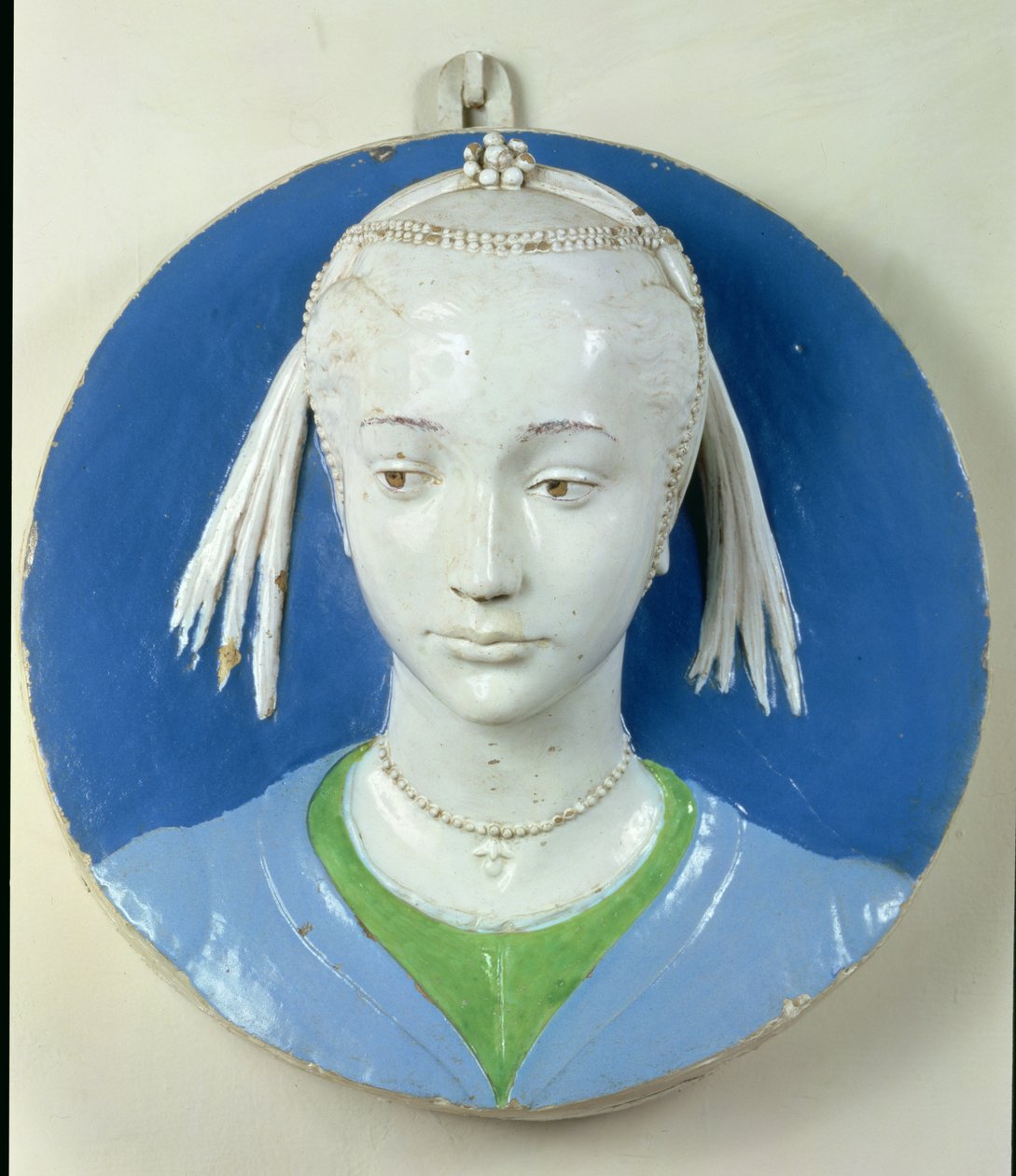 Reliéf hlavy dámy (glazovaná terakota) od Andrea Della Robbia