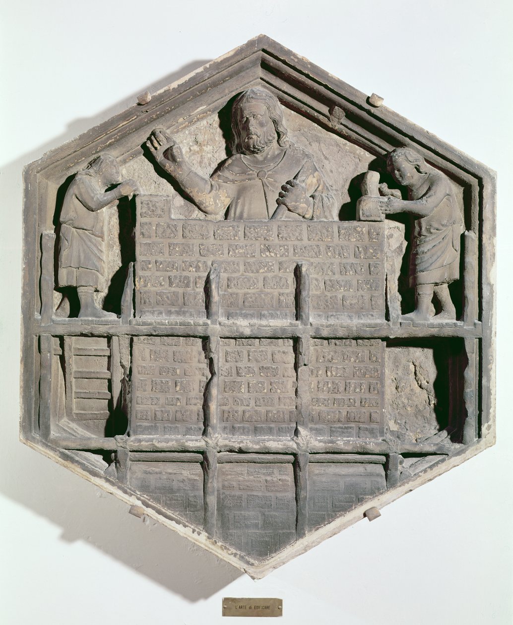The Art of Building, šestihranná dekorativní reliéfní dlaždice ze série zobrazující praktiky umění a věd, možná podle návrhů Giotta (asi 1266-1337) asi 1334-48 od Andrea Pisano