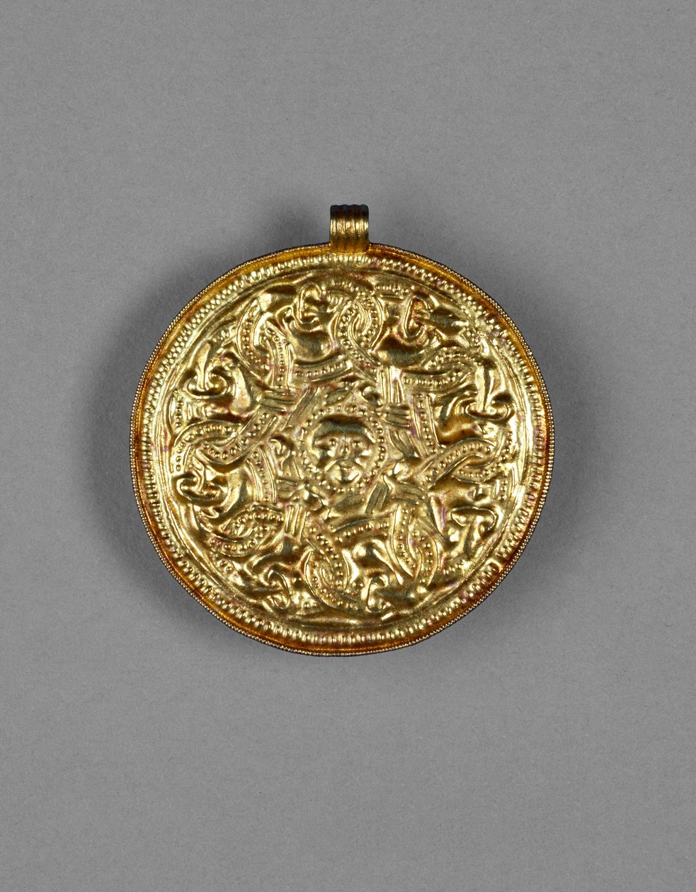 Brakteátový přívěsek, z Faversham, Kent, anglosaský (zlato) od Anglo Saxon