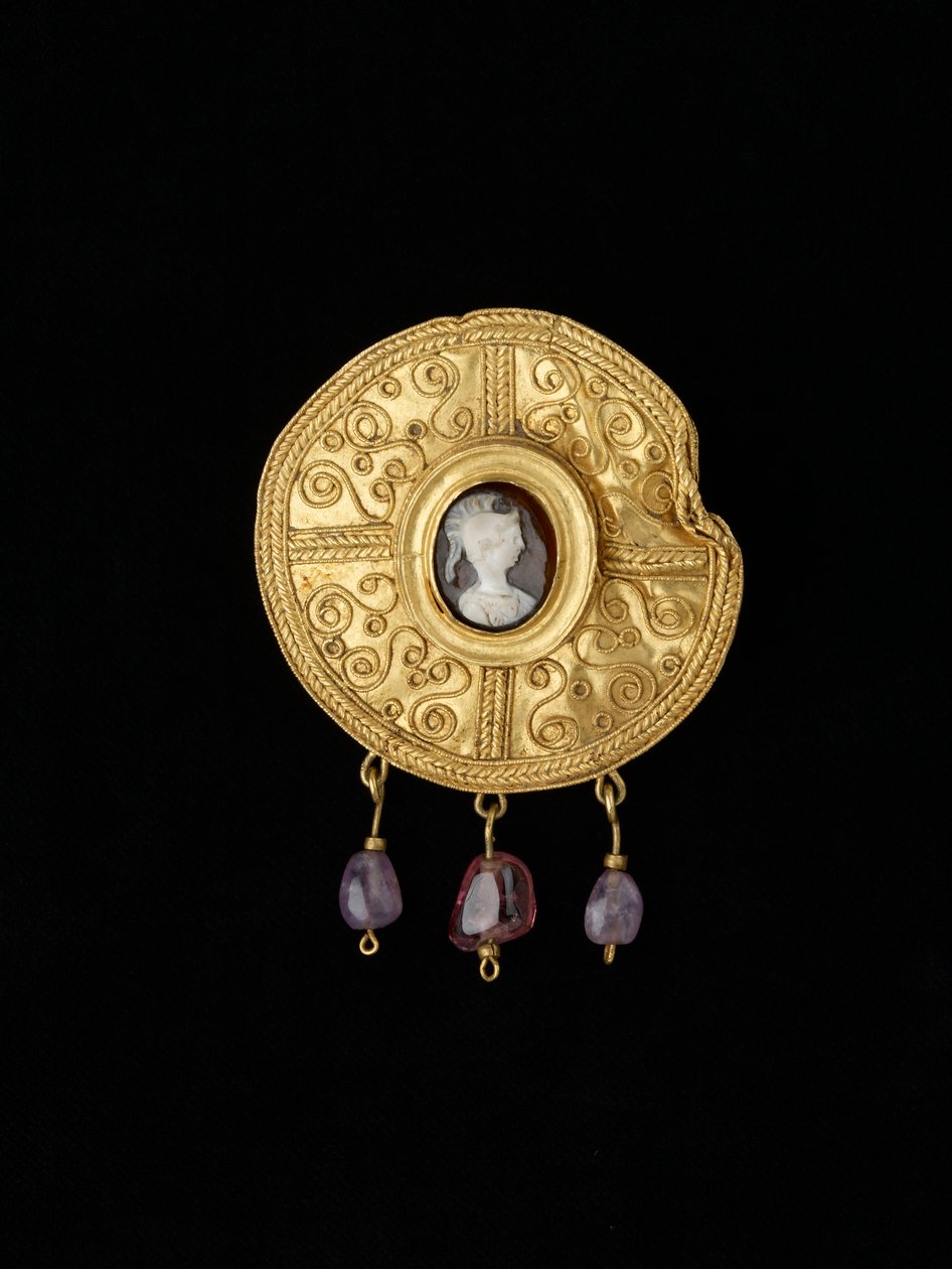 Kotoučová brož, z Beneventa, Kampánie, Anglosaska, 7. století (zlato, onyx a ametyst) od Anglo Saxon
