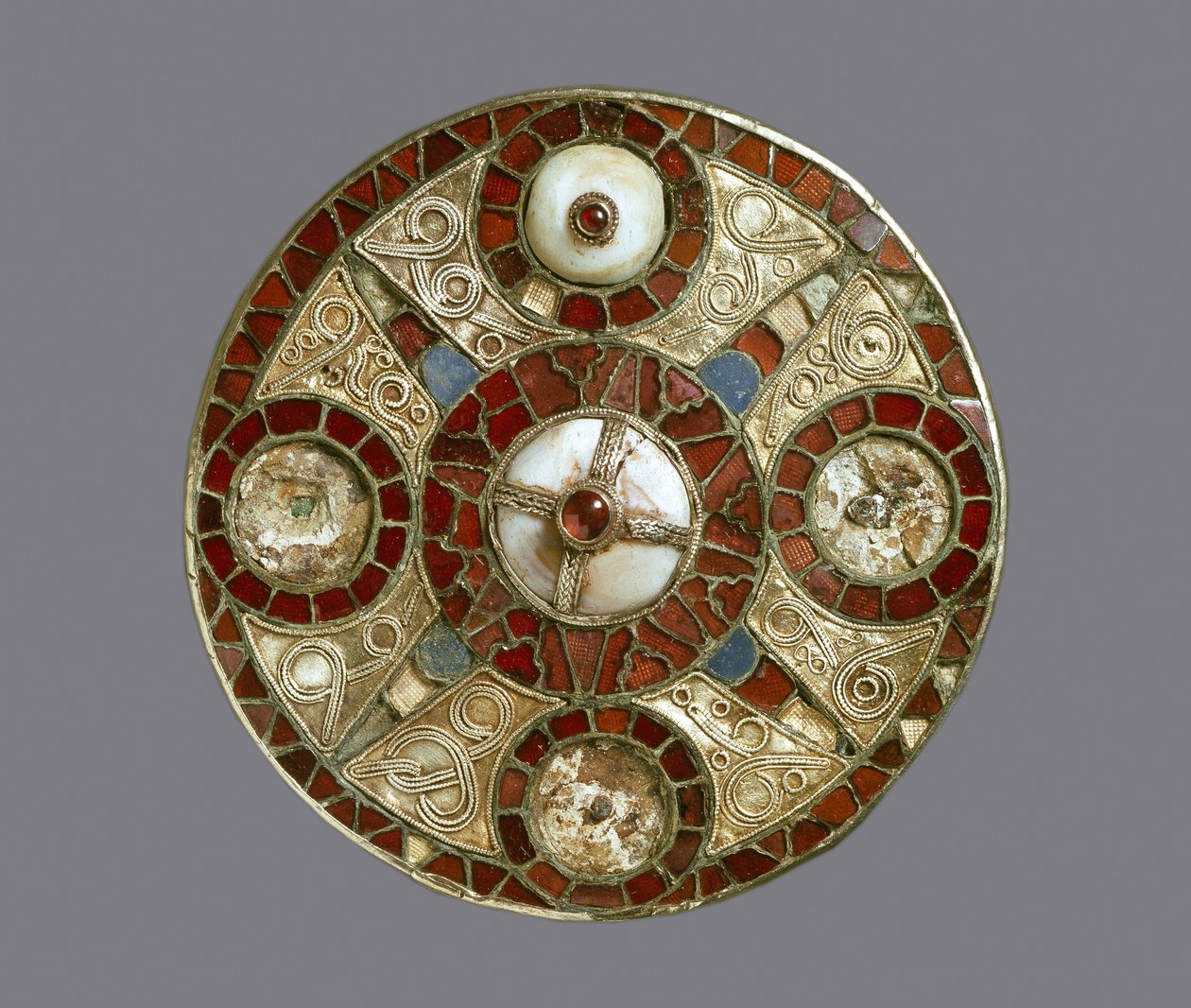 Brož zdobená drahokamy, z hrobu 3 v Monkton, Kent, Anglosasko (zlato s granáty a mušlí) od Anglo Saxon