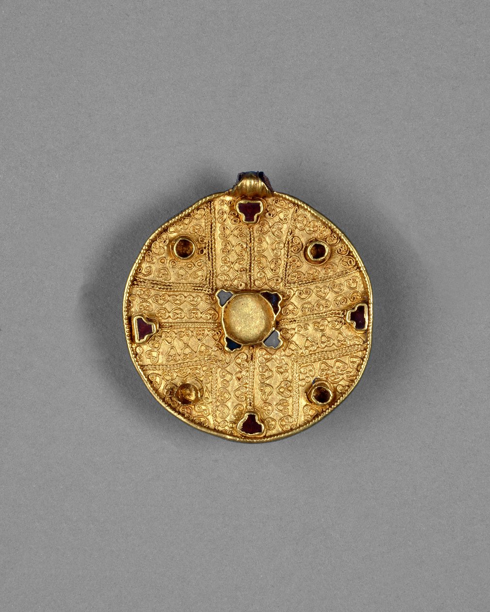Přívěsek disku s drahokamy, z Faversham, Kent, anglosaský (zlato) od Anglo Saxon