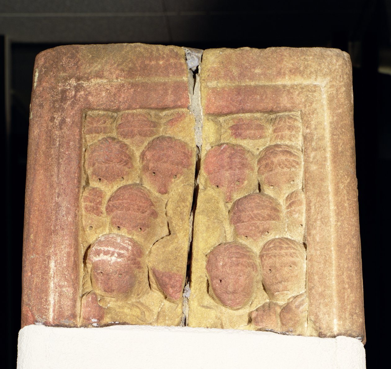 Fragment hřídele Rothbury Cross zobrazující davovou scénu, 800-850 našeho letopočtu od Anglo Saxon