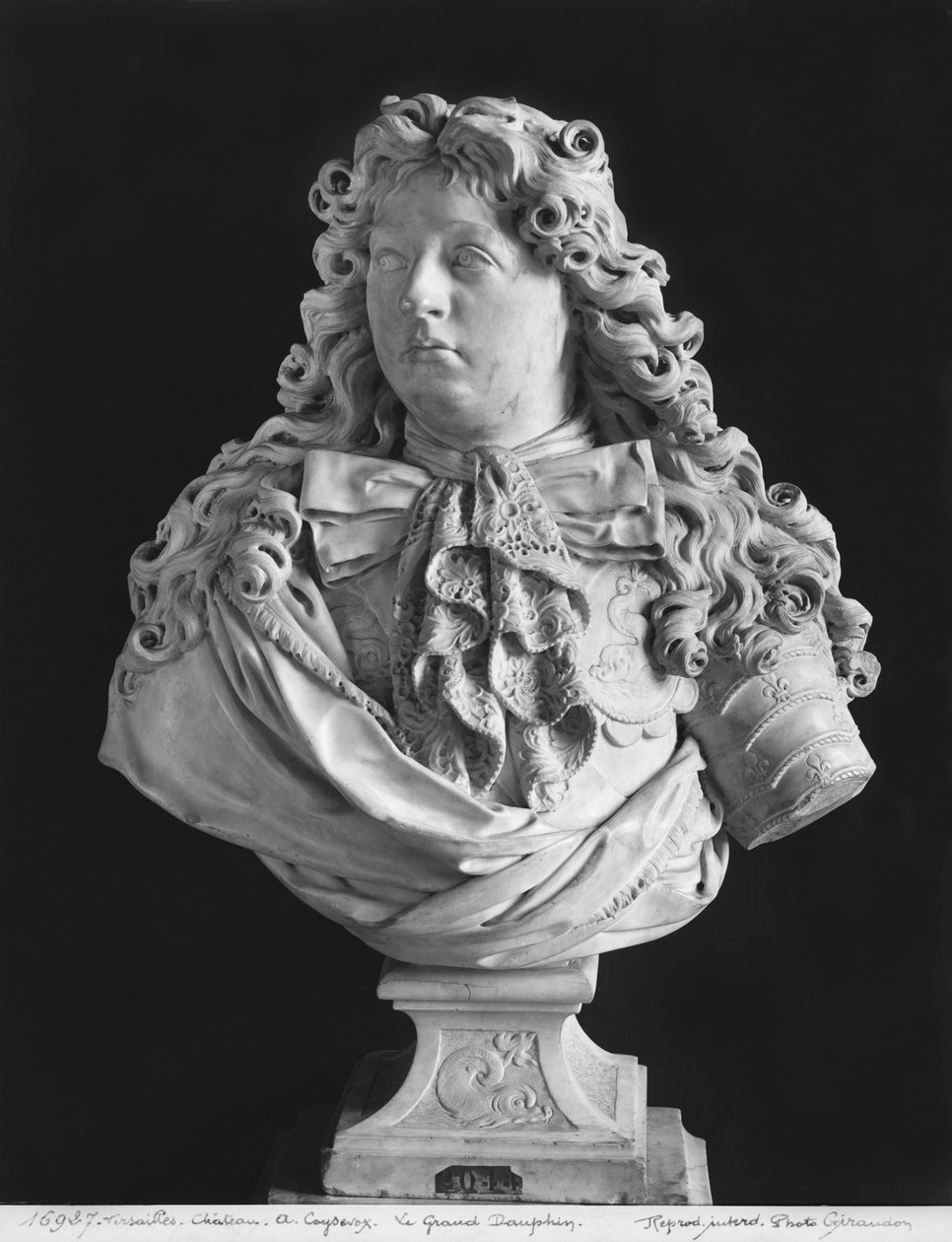 Busta Ludvíka de France (1661-1711) Monseigneur le Dauphin, známý jako Le Grand Dauphin, 1679 (mramor) od Antoine Coysevox