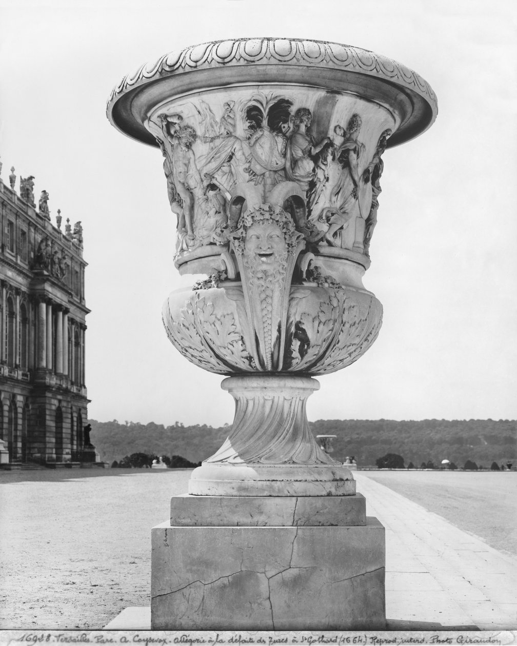 Monumentální váza, alegorie porážky Turků královskými vojsky v letech 1664, 1684-85 (viz též 346035, 346036) od Antoine Coysevox