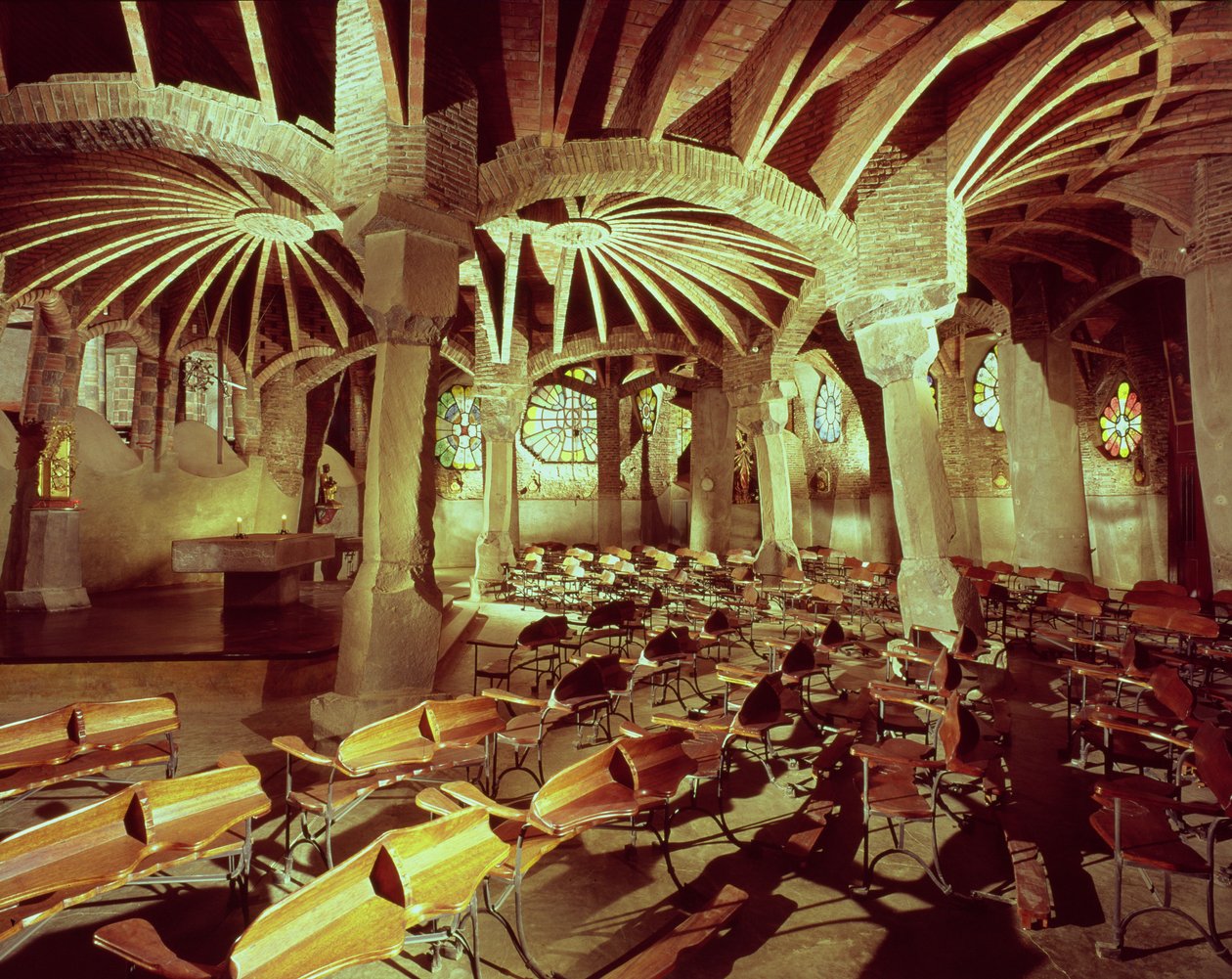 Guellova krypta se svým „nakloněným sloupem“, postavená Antoniem Gaudím (1852-1926) v letech 1908-15 od Antonio Gaudi
