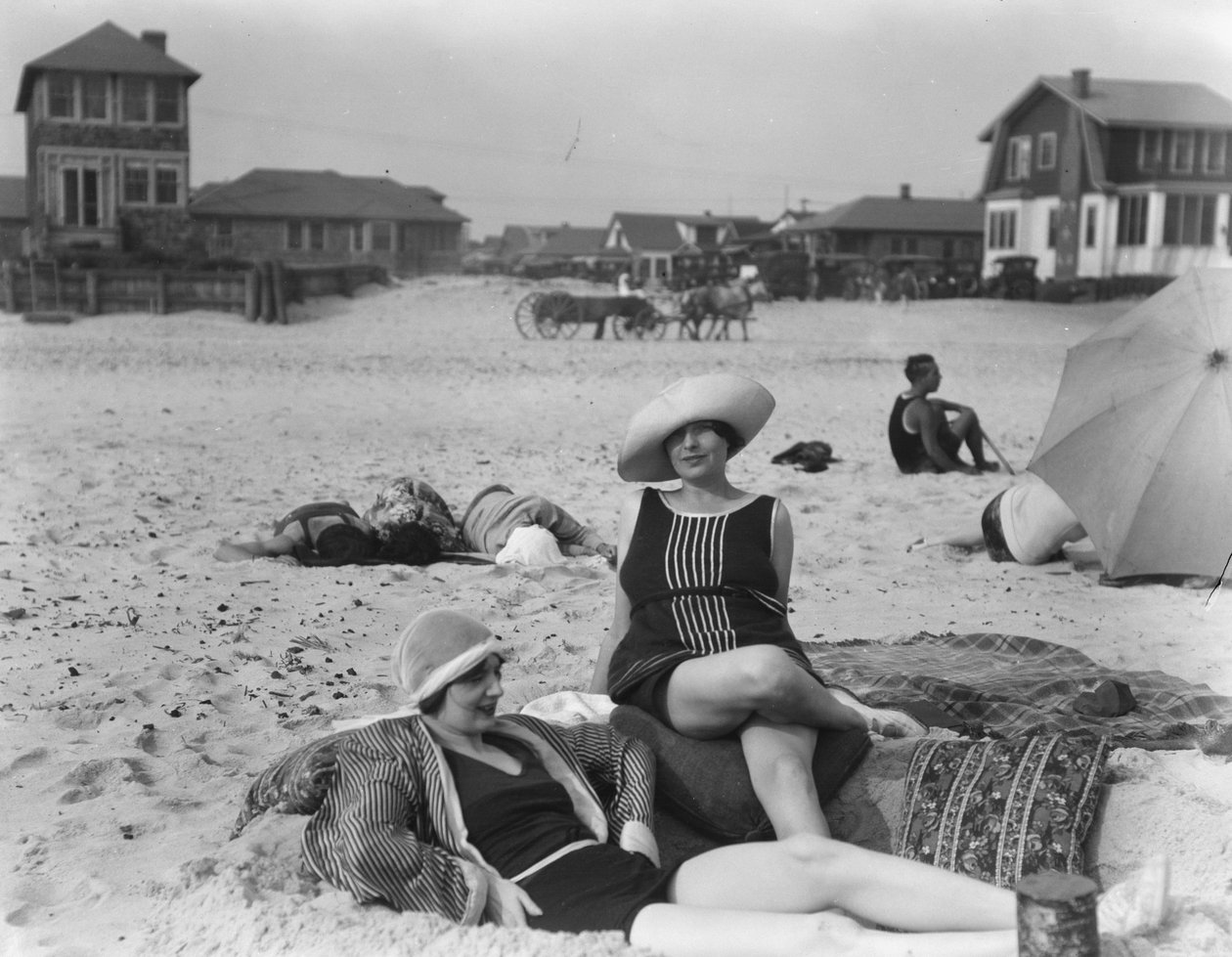 Dvě ženy na Long Beach, New York, 1910 od Arnold Genthe