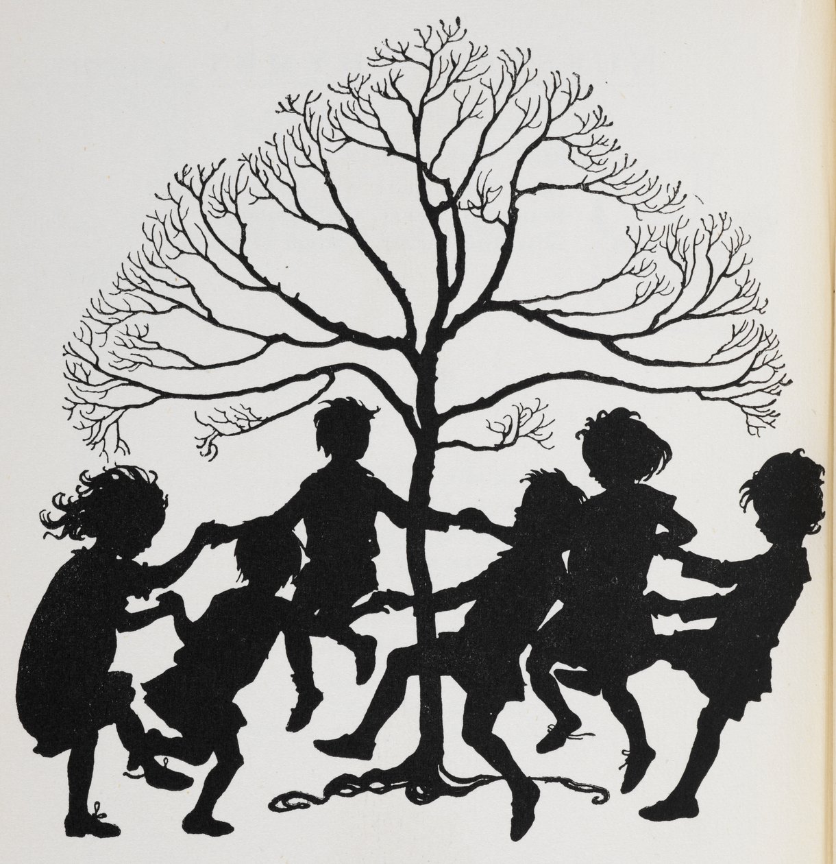 Silueta dětí tančících kolem stromu. od Arthur Rackham