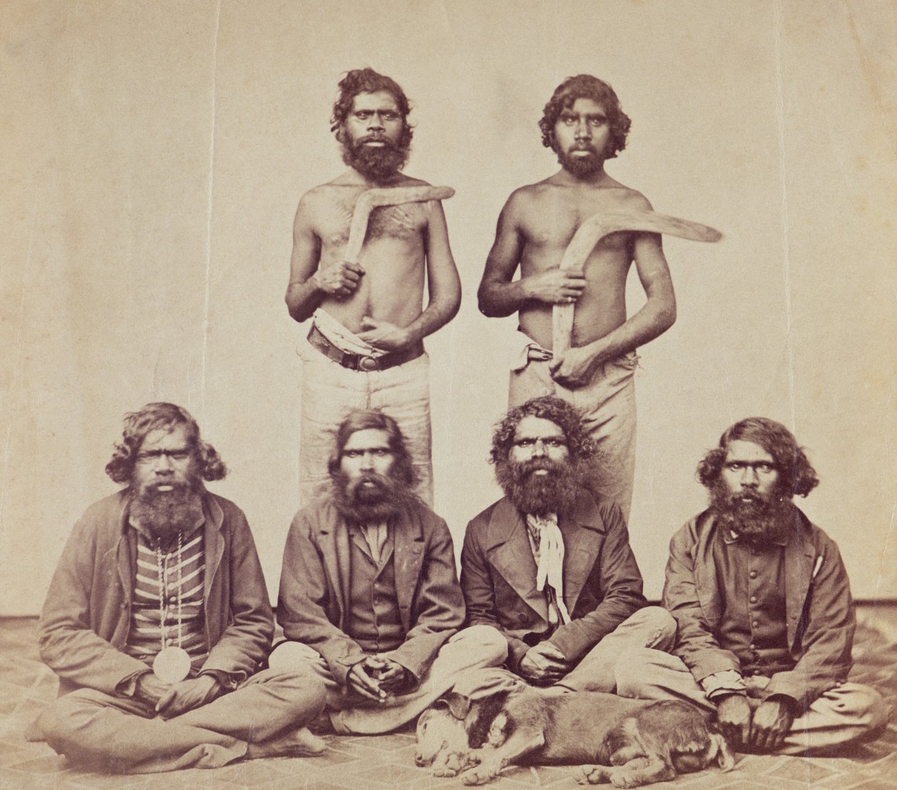 Domorodí muži, kolem roku 1870 (tisk alba) od Australian Photographer