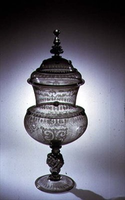 Pohár benátského stylu s víkem, kosočtverečná rytina a zlacení, Innsbruck, cca 1580 (sklo) od Austrian School