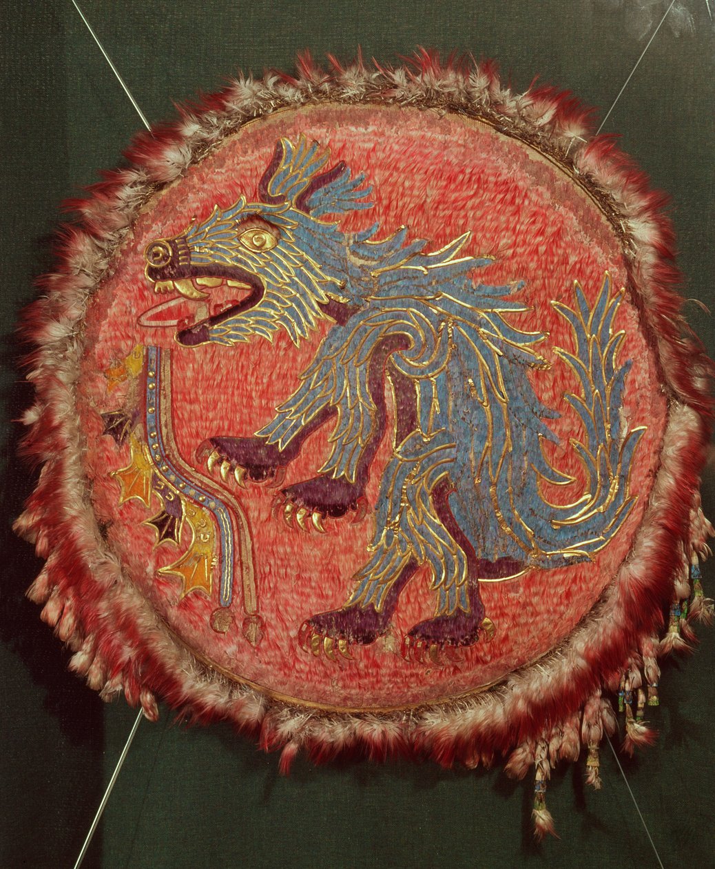 Štít, cca 1500 (peří, plechové zlato, agávový papír, kůže a rákos) od Aztec